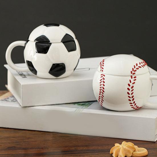 Kaffeebecher mit Deckel im Sportdesign Fußball Baseball Keramiktasse Schwarz Weiß Kariert Rote Nähte Auslaufsicher Mikrowellengeeignet Teetasse