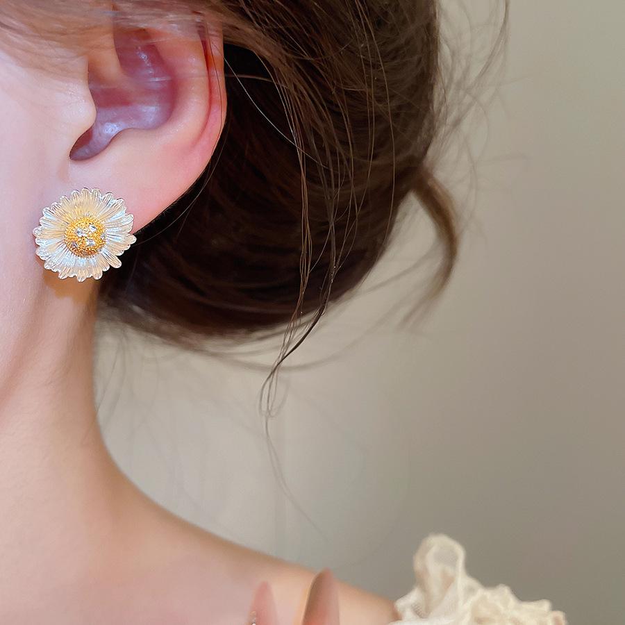 18k Gold Plated Zircon Flower Stud Earrings - Vacation Style, Personalized High-End Jewelry