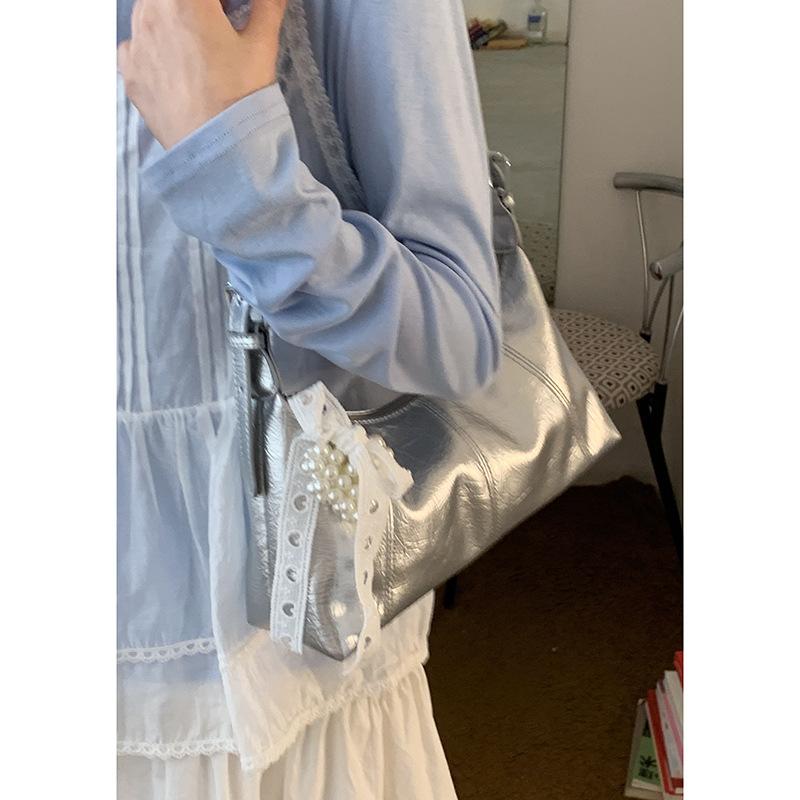 

Niche high-end underarm commuter bag women s 2025 new solid color simple shoulder bag versatile messenger bag серебряный