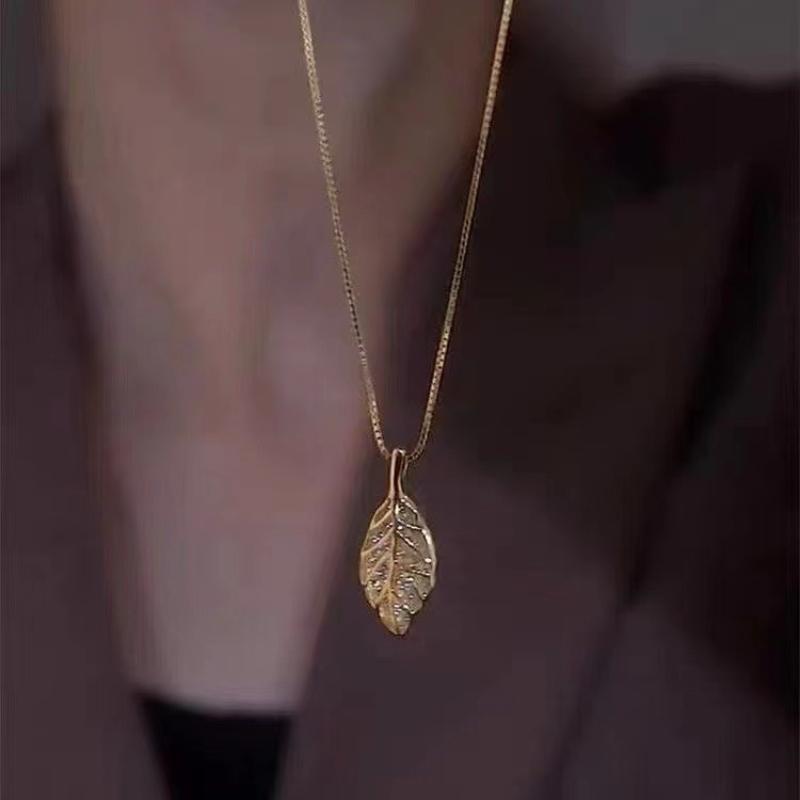 Elegant Rhinestone Tree Leaf Pendant Necklaces For Women Shiny Zircon Stainless Steel Metal Leaves Choker Simple Clavicle Chain