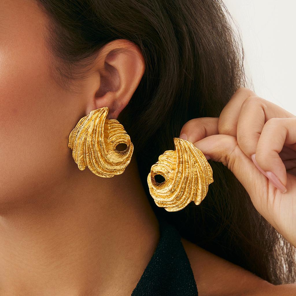 Design Sense Metal Pleated U-Shaped Stud Earrings Creative Irregular Kink Hollow Earrings