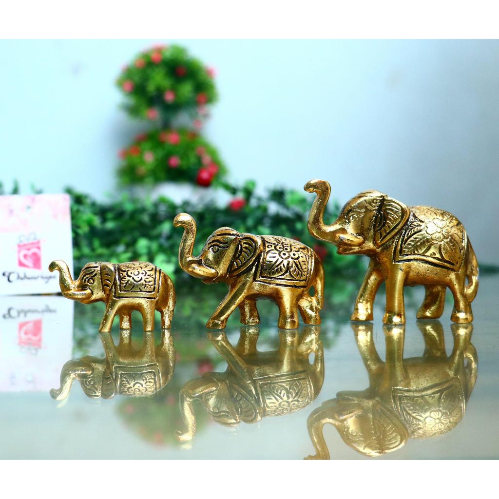 Set mit 3 goldenen Elefanten-Idolen und Prunkstücken für Heimdekoration und Geschenke. Dekoratives Prunkstück – 6 cm  (Metall, Gold)