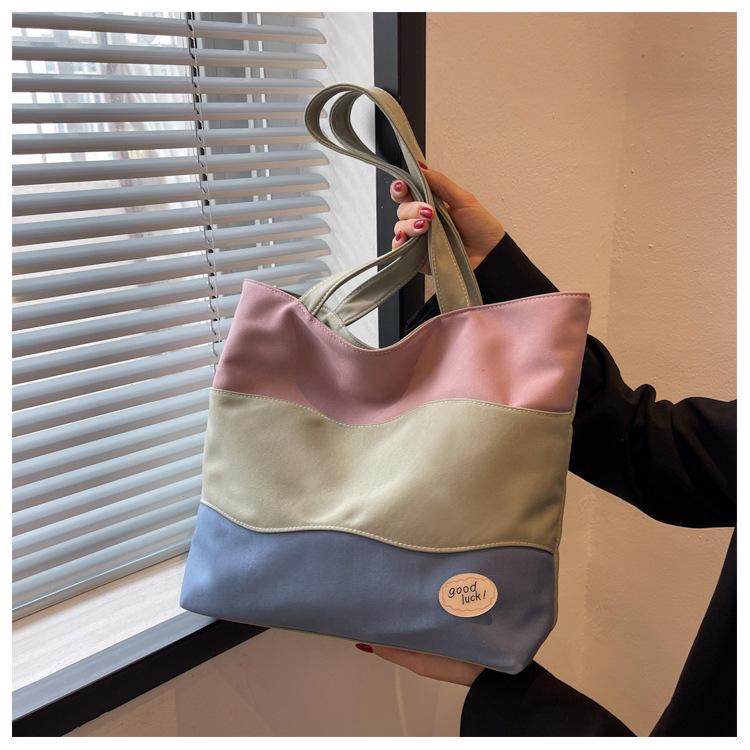 

Полотняна сумка жіноча великої місткості 2024 нова ніша контрастного кольору сумка через плече текстура сумка для приміських поїздок класу осінь і зима green