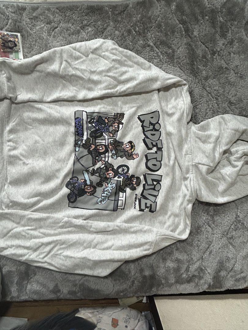 

[Б/У] Худи с дизайном аниме-персонажа
