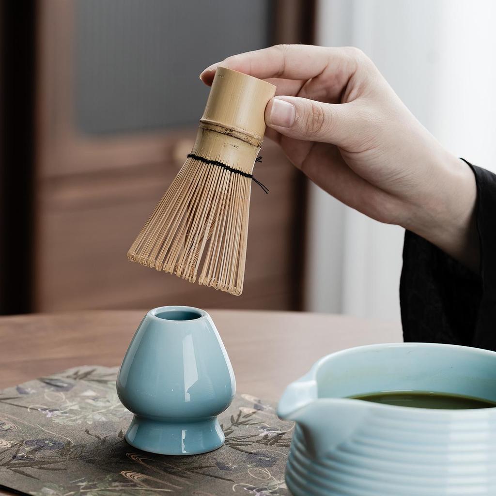 Ręcznie robiona duża japońska ceramiczna miseczka do matchy i zestaw trzepaczki