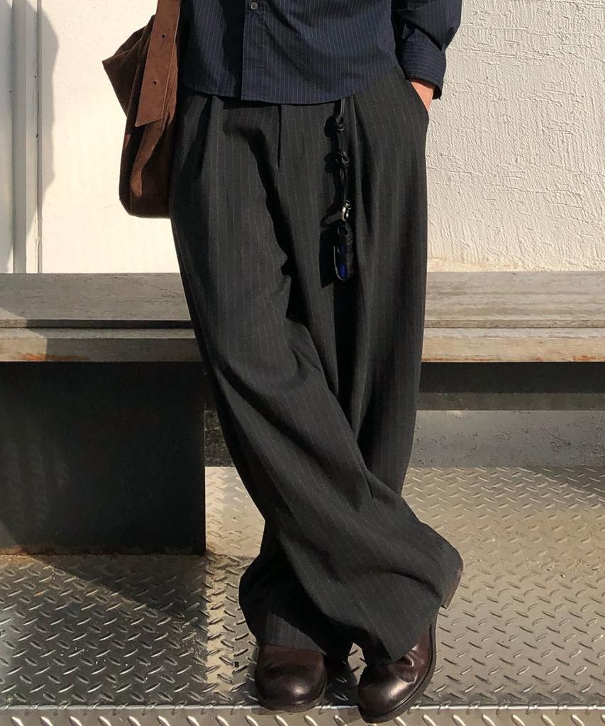 LEIRE Striped Curved Pintuck Slacks [Charcoal]