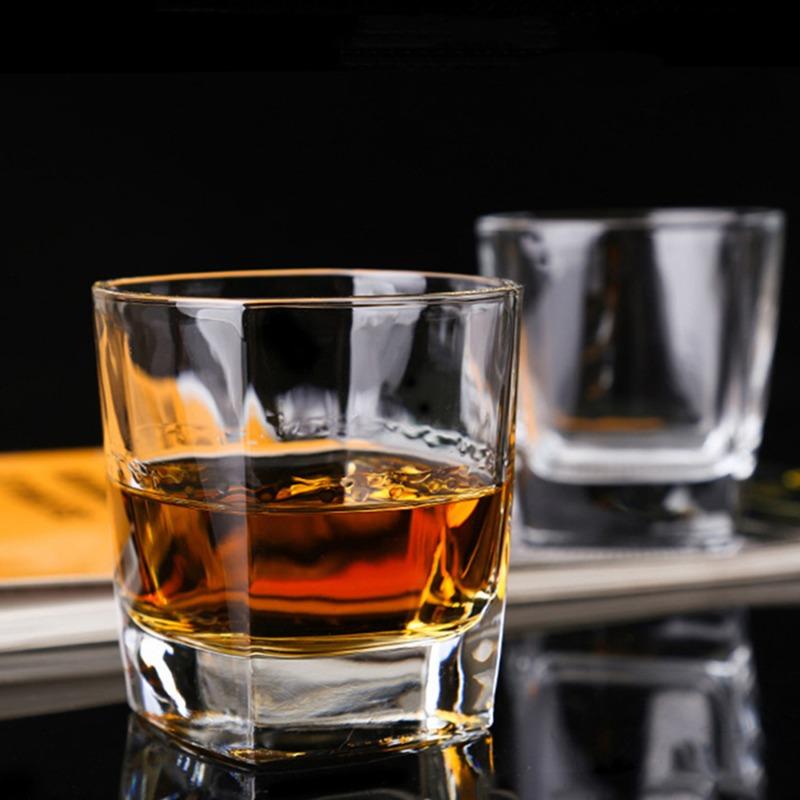 1/2/4 Stück Set 235ml/8.1oz Glasbecher mit dickem Boden Exquisites Glas Quadratischer Whiskey-Becher Verdickte Becher Großhandel Quadratischer Glasbecher