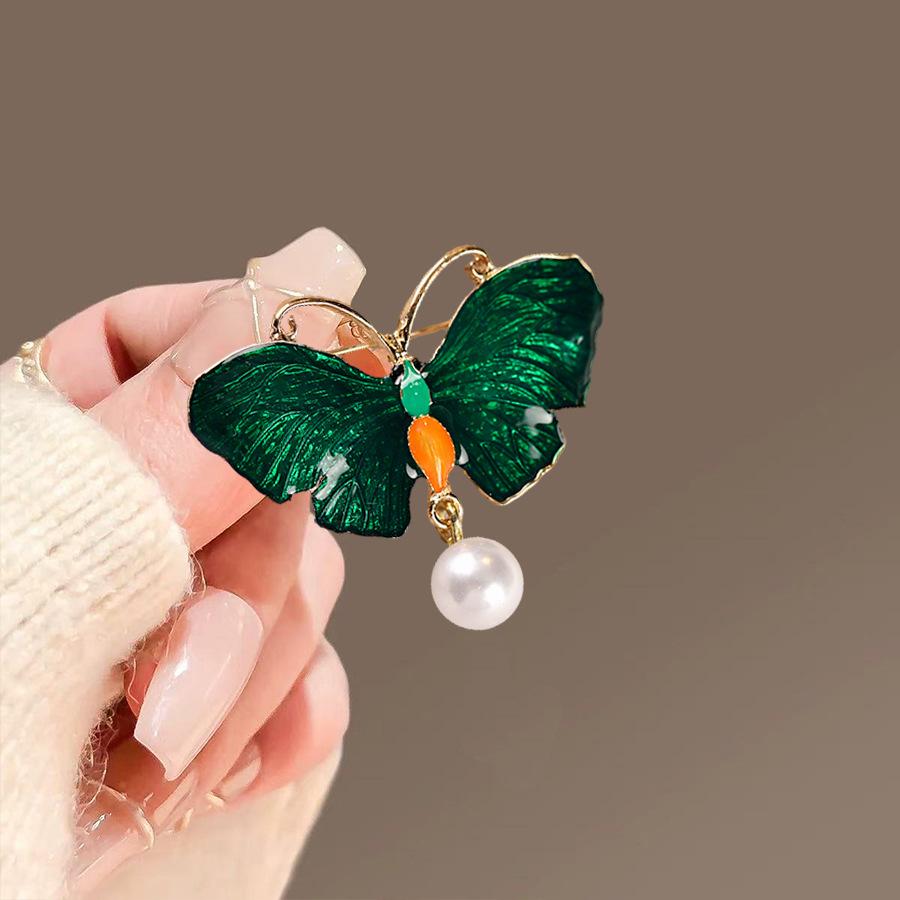 Ruyi Pipa Brooch: Elegant Classic Pearl Pin for Women’s Cheongsam