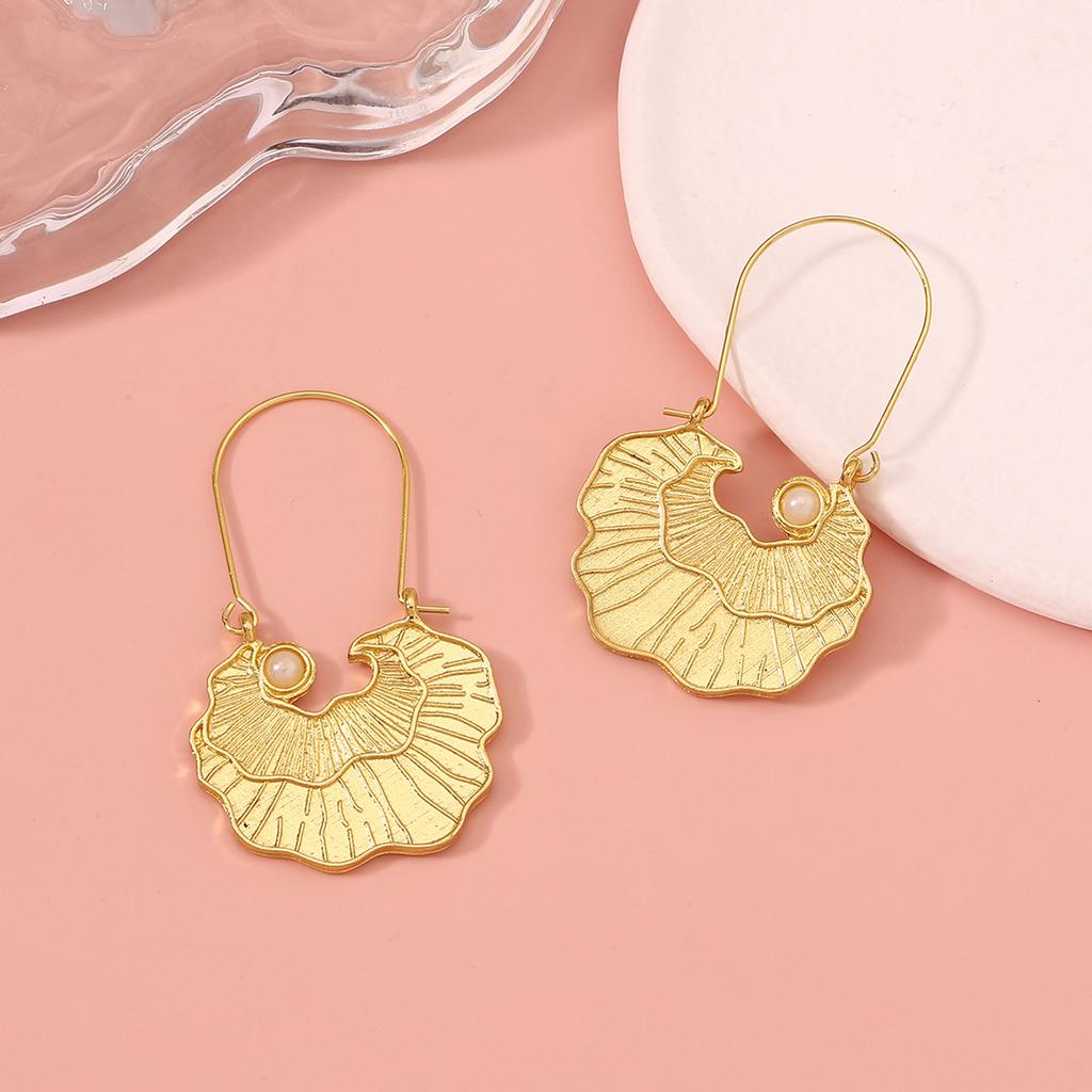 The golden shell earrings exude a retro charm and are trendy and fashionable. The earrings are versatile and elegant with a light luxury style