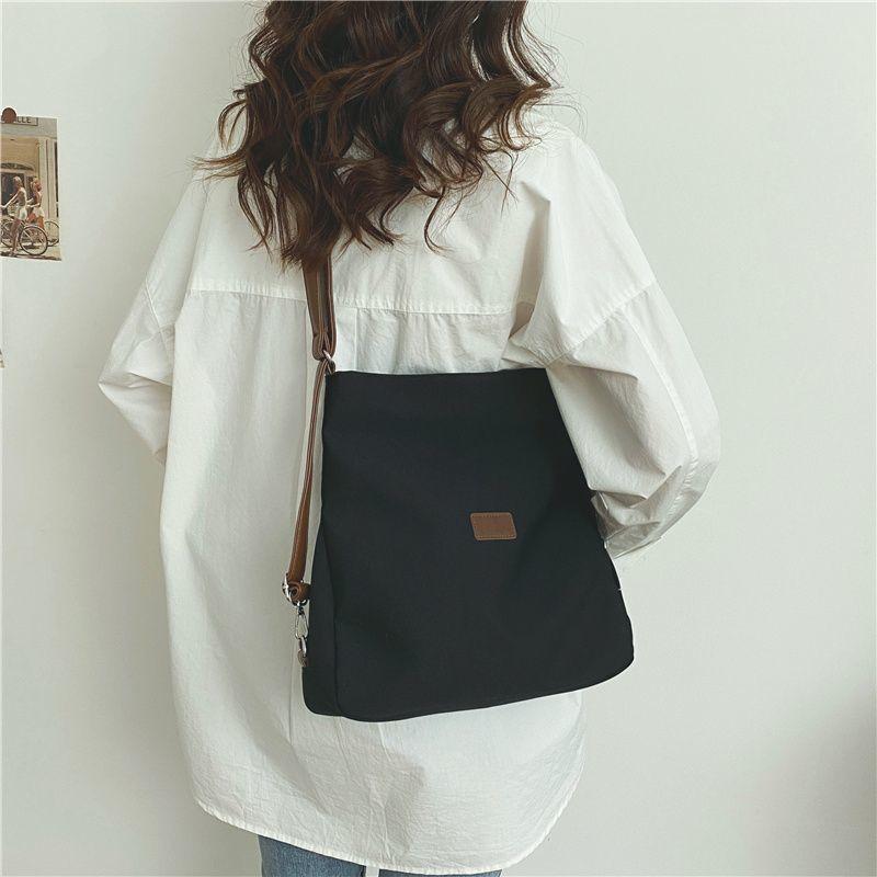 Große Kapazität Modische Canvas-Umhängetasche Damen Freizeit Literatur und Kunst Einfacher einfarbiger Umhängerucksack