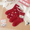 Geschenkbox Socken zum Jahr des Pferdes, Festliche große rote Neujahrssocken, Vier Paar süße Wollsocken als Geschenke