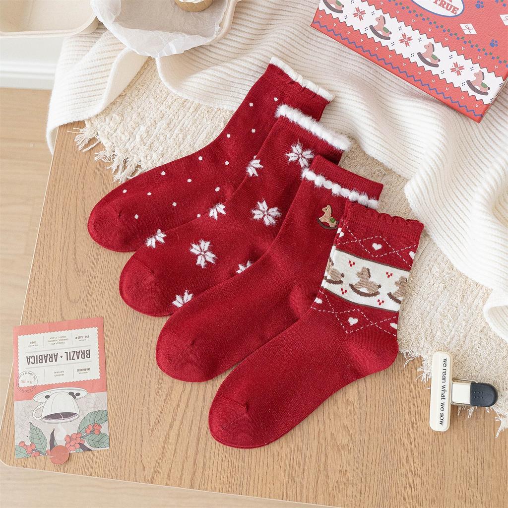 Geschenkbox Socken zum Jahr des Pferdes, Festliche große rote Neujahrssocken, Vier Paar süße Wollsocken als Geschenke