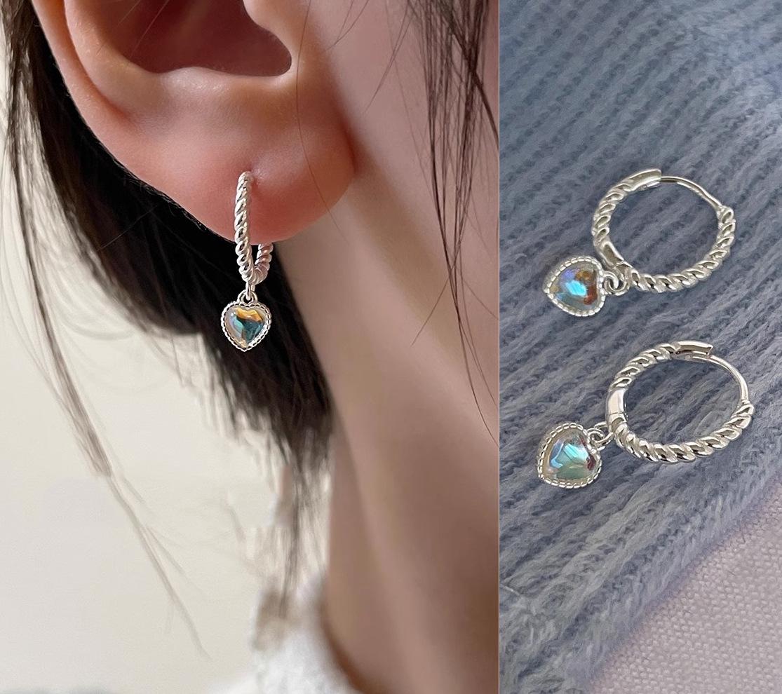 

Нет необходимости снимать серьги для сна: Женские каффы для ушей, миниатюрные серьги в стиле духов и серьги с лунным камнем в форме сердца.