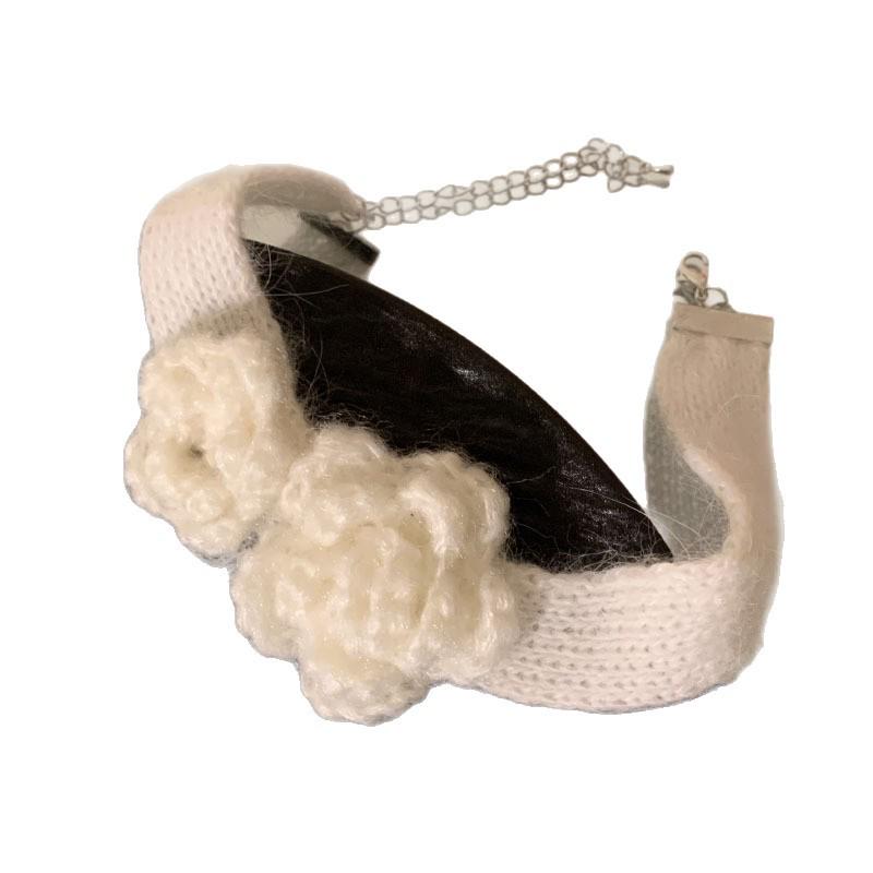 Elegant Minimalist Knitted Flower Choker Necklace - Versatile High-End Women's Jewelry