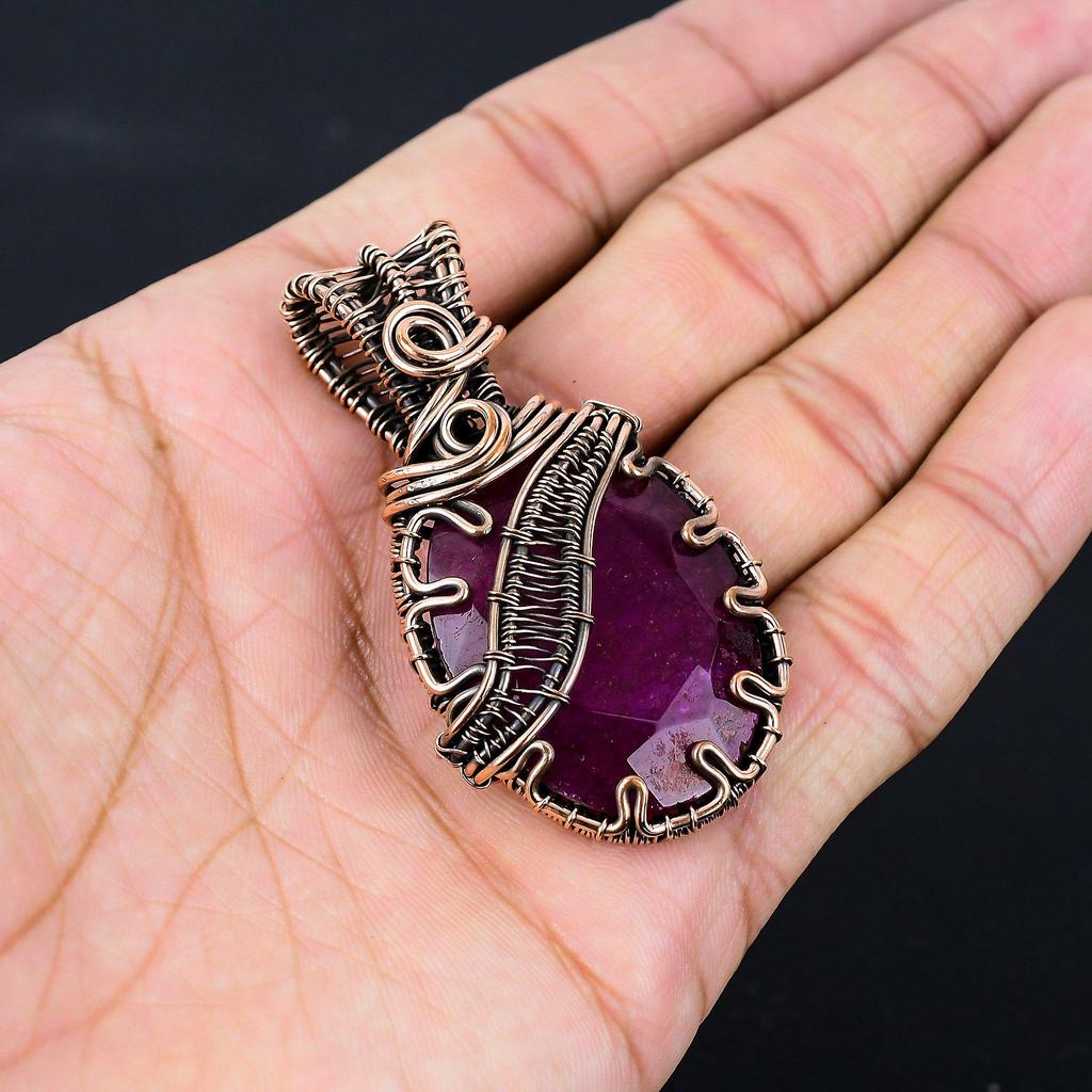 Pingente feito à mão com fio de cobre puro e pedra preciosa rubi criada em laboratório