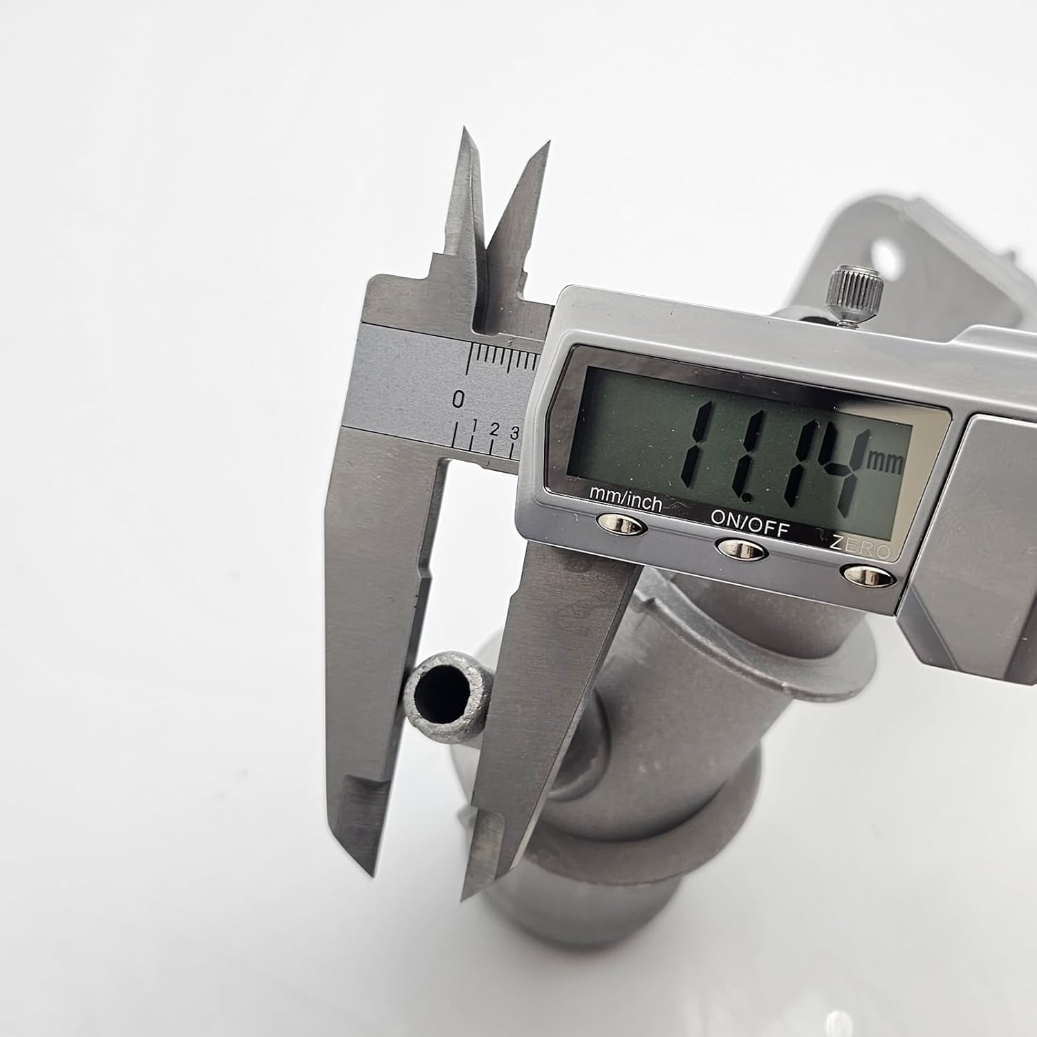 

Алюминиевый выходной патрубок охлаждающей жидкости 16577-22040 1657722040 16577-22H02 1657722H02 16577-22030 1657722030 Подходит для Toyota Corolla 2009-2017 для Matrix