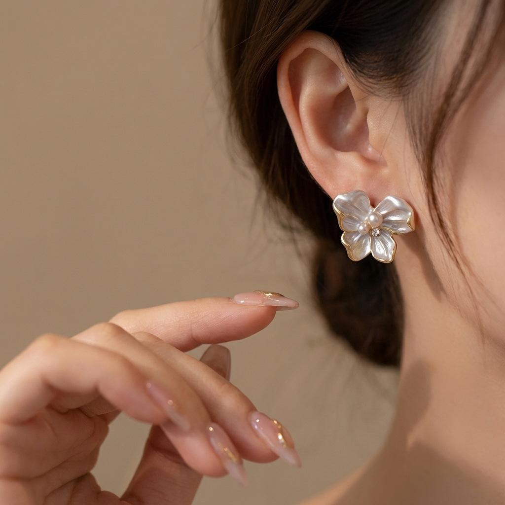 

Light Luxury Mother-of-Pearl Flower Earrings for Women 9 Silver needle zircon leaf pendant earrings with an elegant and sophisticated style 2026 1#