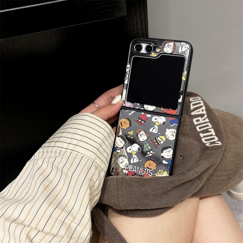 Cute cartoon Snoopy Make Up Mirror Folding Phone Case For Samsung ZFlip 3 4 5 6 ZFlip7 Funny girl's gift Snoopy Mirror Cover