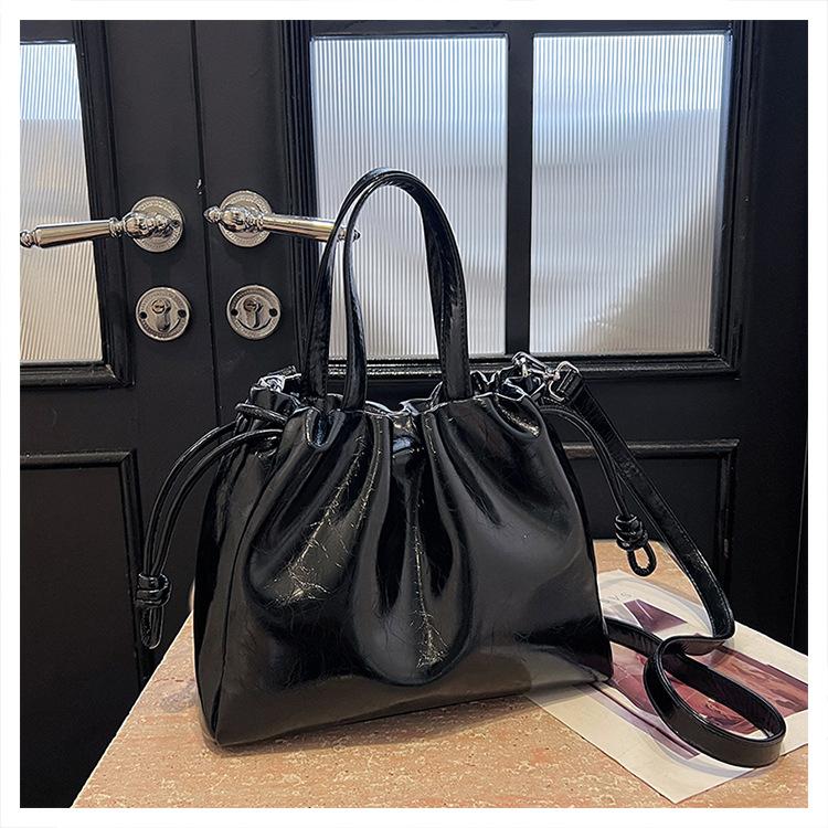 

Корейская версия модной вместительной сумки-ведра для женщин 2024 года, новый простой повседневный рюкзак, высококачественная сумка для поездок на работу чёрный