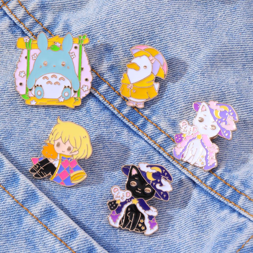 Lustige Niedliche Anime Schwarz Weiß Farben Hexe Katze Emaille Anstecknadeln Maus Mond Umhang Magie Rosa Halloween Goldene Pins