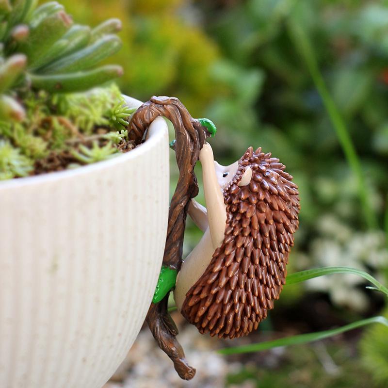 Cute Climbing Hedgehog Figurine Flower Pot Hugger, Resin Hanging Hedgehog Statue Outdoor Decor Fence Ornaments For Patio Lawn