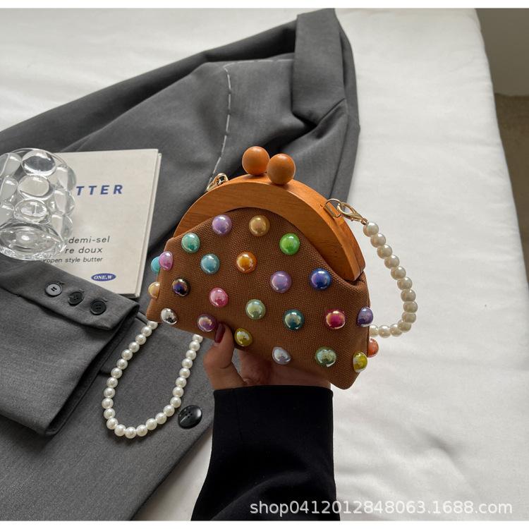 

Foreign gas bead shell bag Korean version of foreign gas chain messenger small bag women 2025 new Internet celebrity commuter clip bag коричневый