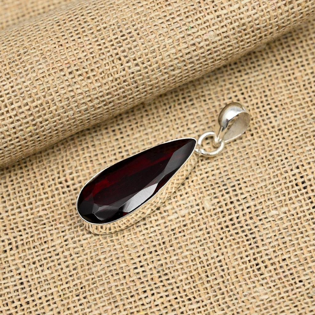 Wunderschöner handgefertigter Schmuckanhänger aus 925er Sterlingsilber mit rotem Granat-Edelstein für Sie