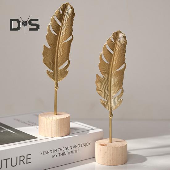 Goldene Ginkgoblatt-Dekoration mit Holzsockel, Metallfederblätter, Schneeflockenfigur, Statue, Skulptur, Home-Office, Wohnzimmer, Schreibtisch-Ornament