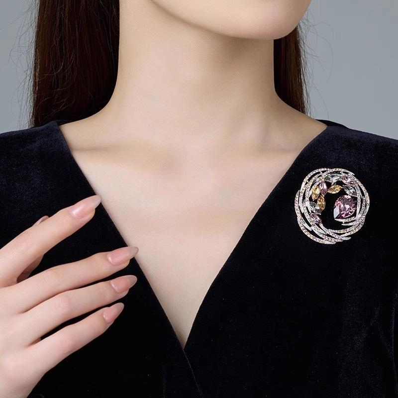 Elegant Crystal Rhinestone Circle Brooch Delicate Lapel Pin for Women Mother's Day Birthday Jewelry Gift