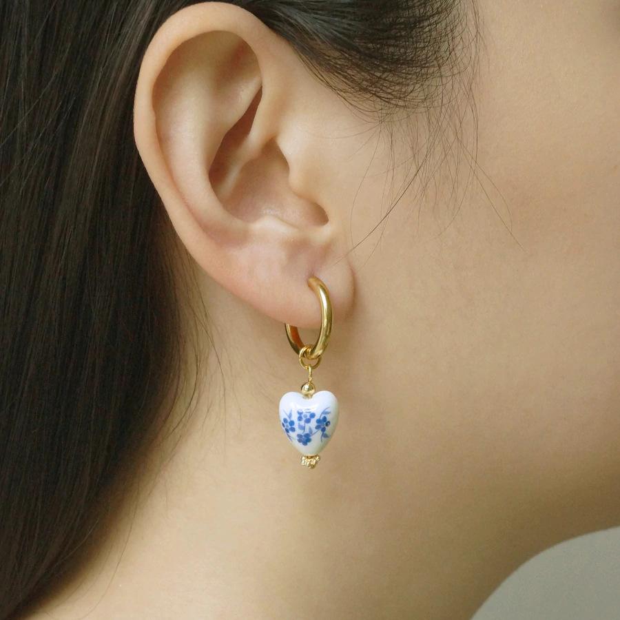 Modische asymmetrische Hängeohrringe aus blau-weißem Porzellan, Vintage Keramik, runde Edelstahl-Creolen, exquisiter Schmuck