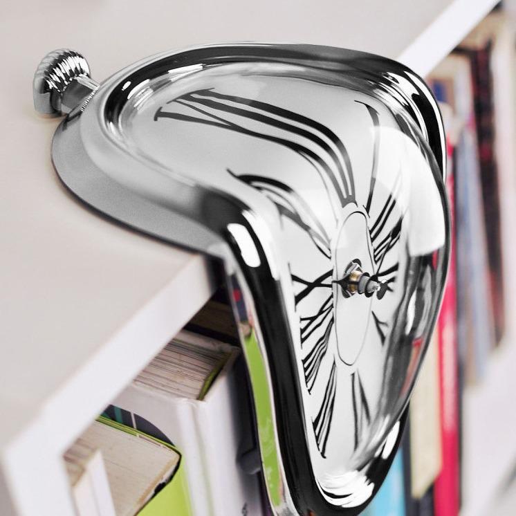 Retro Creative Seated Twisted Melting Clock with Roman Numerals золотой