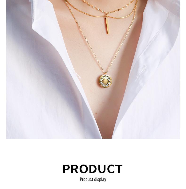 European & American Style Winter Christmas Sweater with White Seashell & Daisy Pendant Necklace for Women - Titanium Steel P802