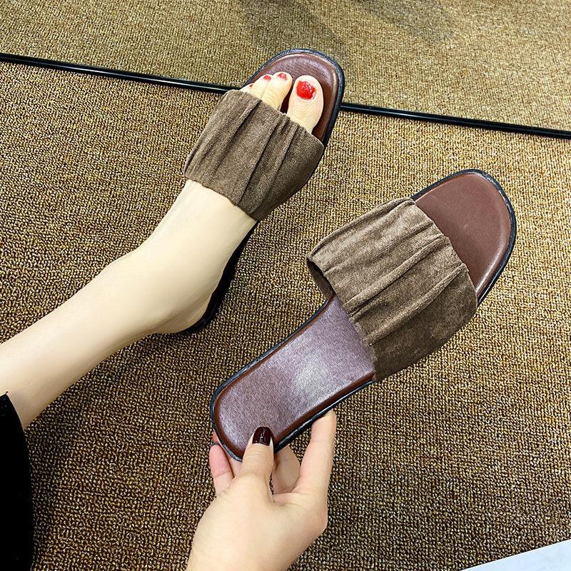 Large size cool slippers women's light flat bottom non-slip beach foreign style trend outside wear French high-end sense one word sandals fragrance