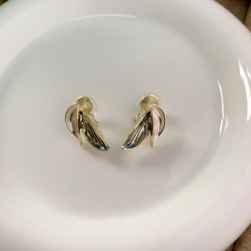 Korean Style Retro Leaf Ear Clips: Non-Piercing, Versatile, High-End Design, Comfortable, Ear-Friendly, Simple.