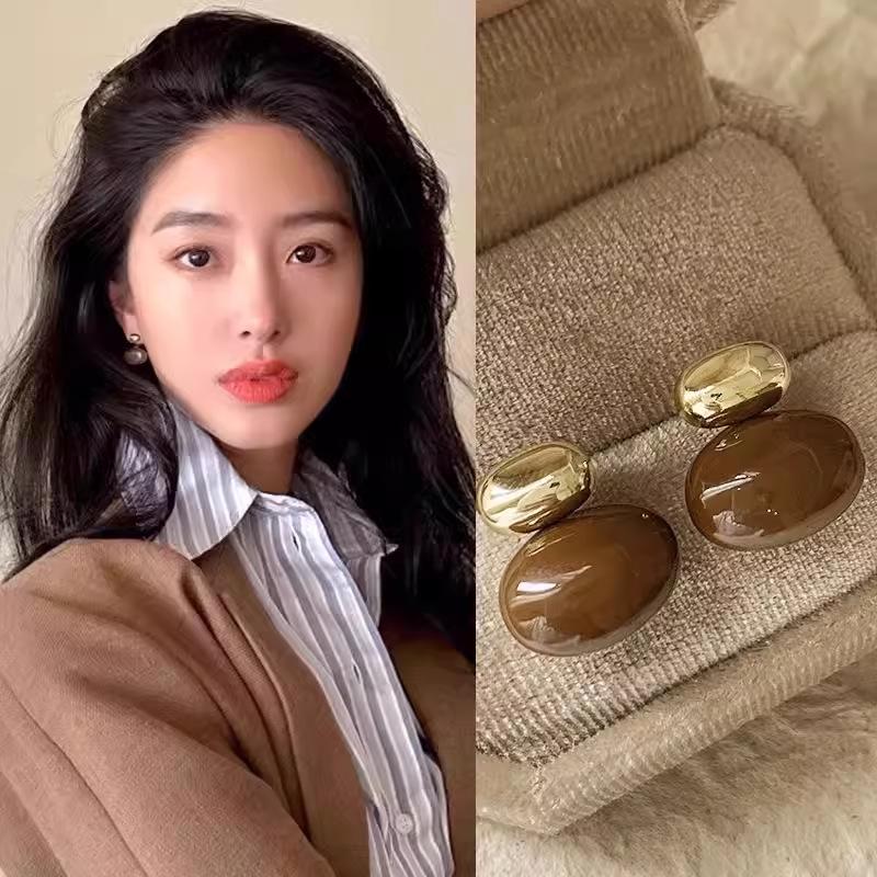 Maillard Retro Coffee Earrings Vintage Hong Kong Luxury Studs Chic Versatile Accessories for Women