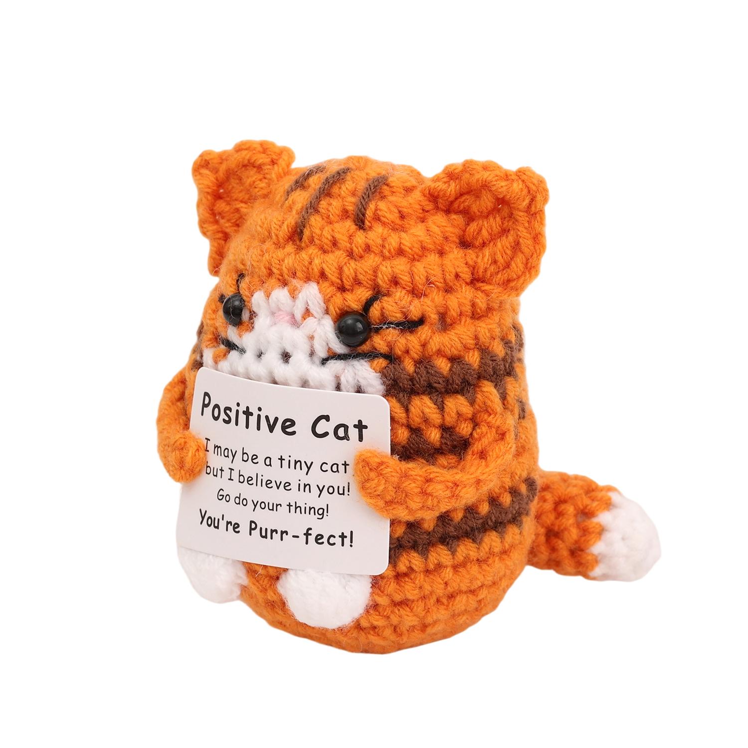 

Вязаная крючком вручную кукла кота, приносящая позитив, вязаная игрушка для эмоциональной поддержки, украшение для стола, сувенир с карточкой, забавный рождественский подарок на день рождения