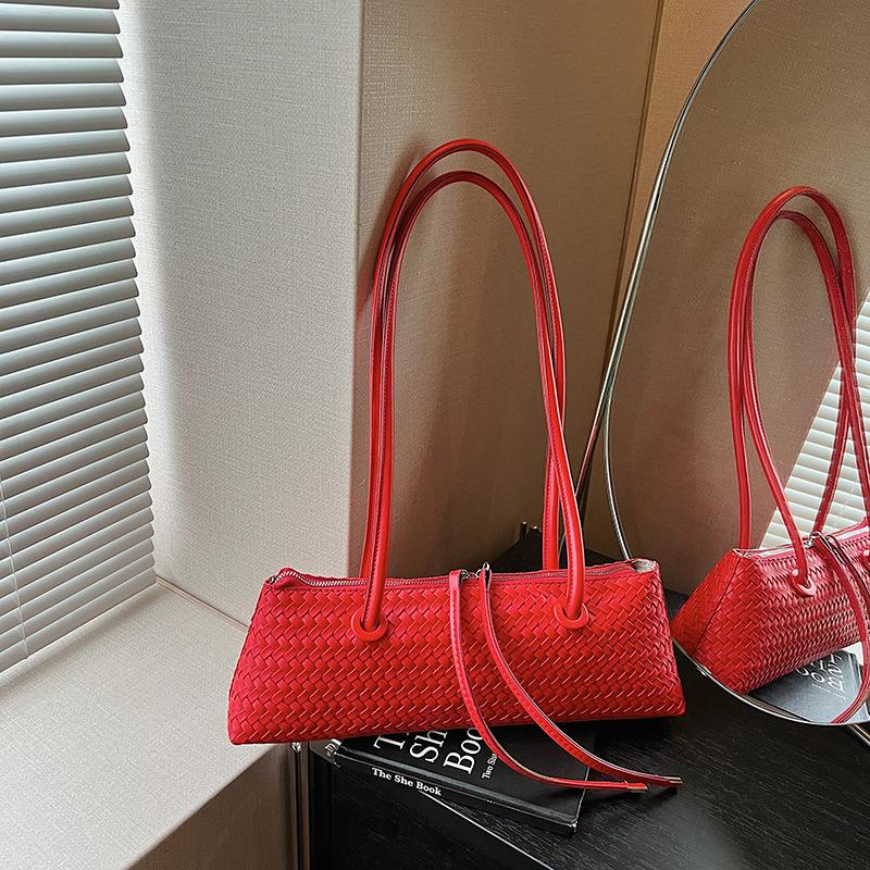 Summer woven underarm bag women's new fashion simple portable shoulder bag niche baguette bag