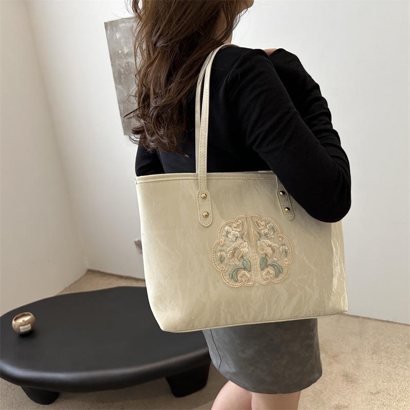 Casual beautiful bag women's spring and summer new commuter messenger bag niche personality portable tote bag