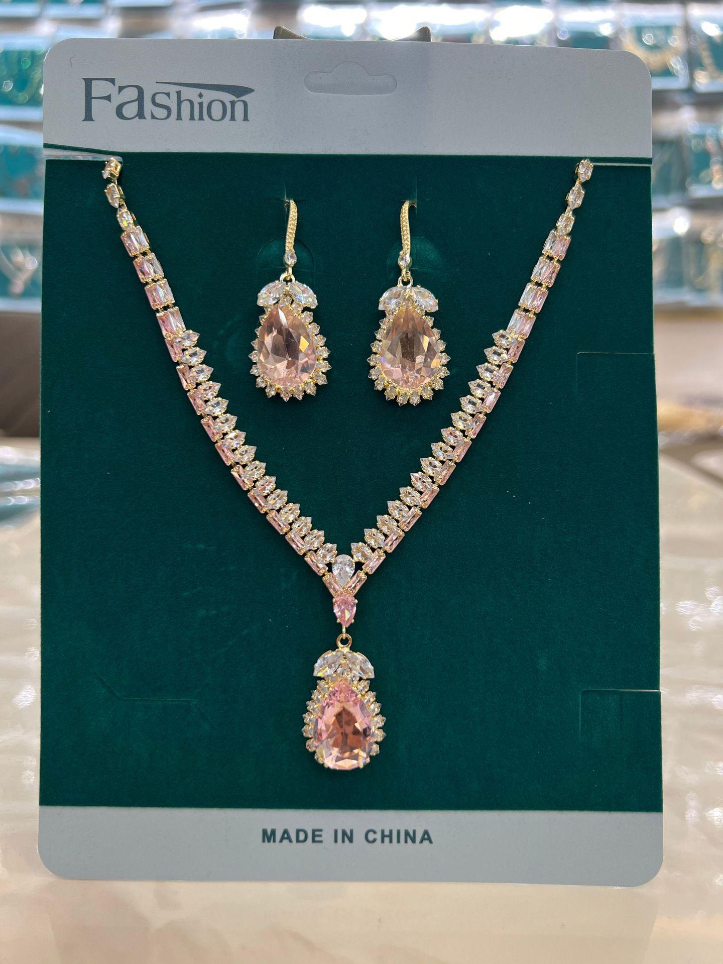 

Set Retro Light Luxury Zircon Water Drop Ear Hook Necklace European and American Fashion Temperament High-end Jewelry Set Necklace Women 2026 45CM