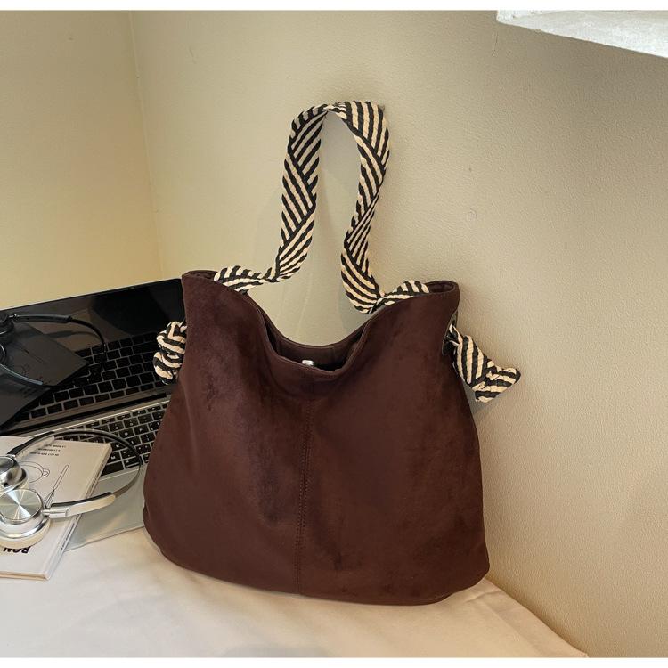 

Ретро замшевая мессенджер сумка большой вместимости женская осенняя новая универсальная нишевая повседневная сумка на плечо сумка-тоут для通勤 темно-коричневого