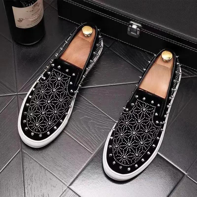 New Men Sneakers Tide Leather Casual Shoes Fashion Luxury Rivet Flat Skateboard Shoes man Leisure Slip-on Loafers Shoes for Men