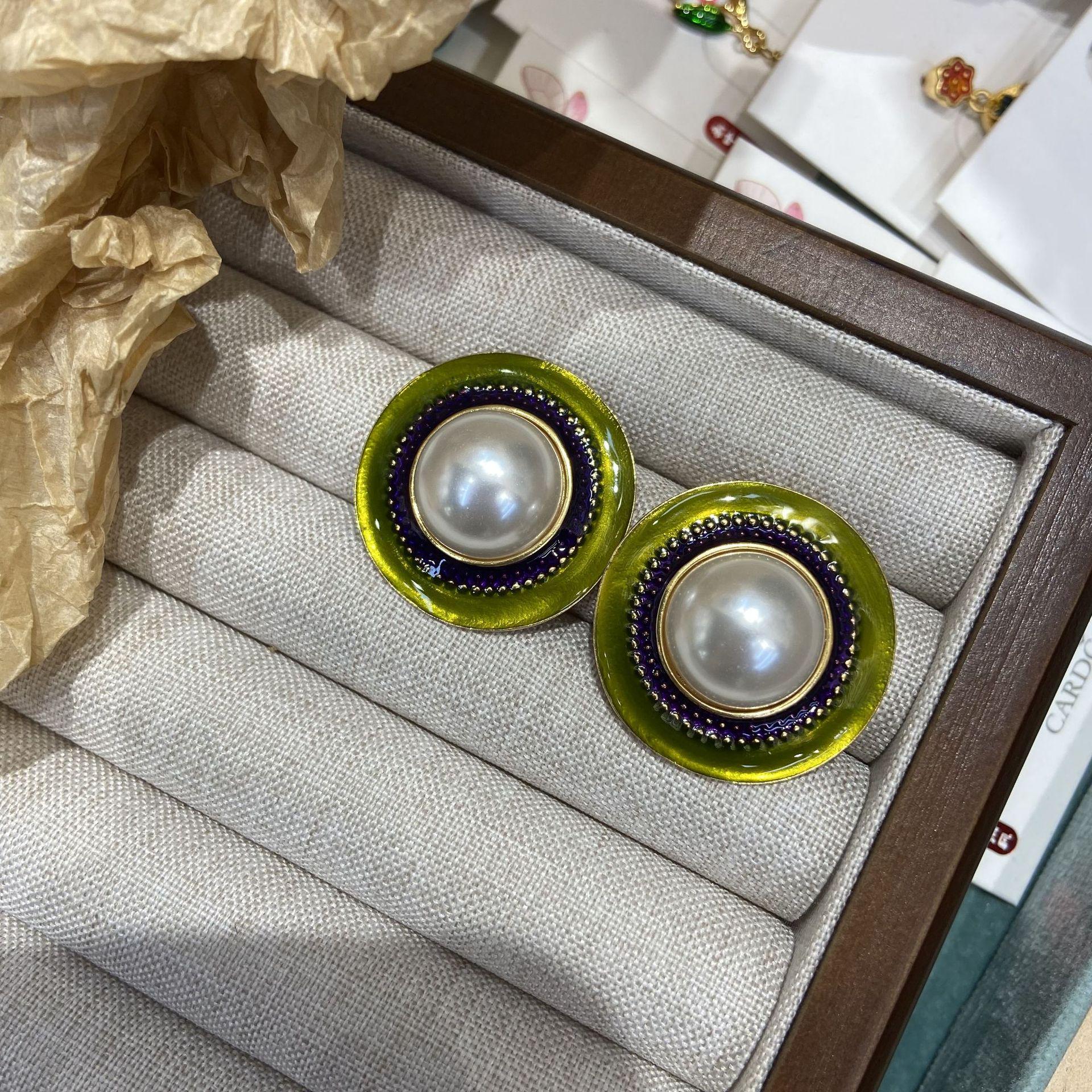 

Простые круглые серьги-пусеты с жемчугом