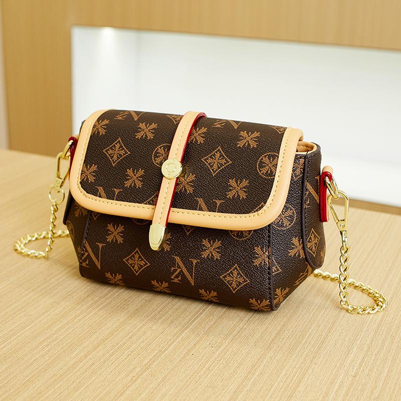 High End Light Luxury One Shoulder Crossbody Bag Popular Printed Letters  Small Square Bag  Fashionable Bag for Women