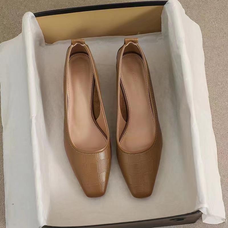 Spring and summer new small heels simple lady temperament soft leather not grinding feet pointed single shoes low heel high heels
