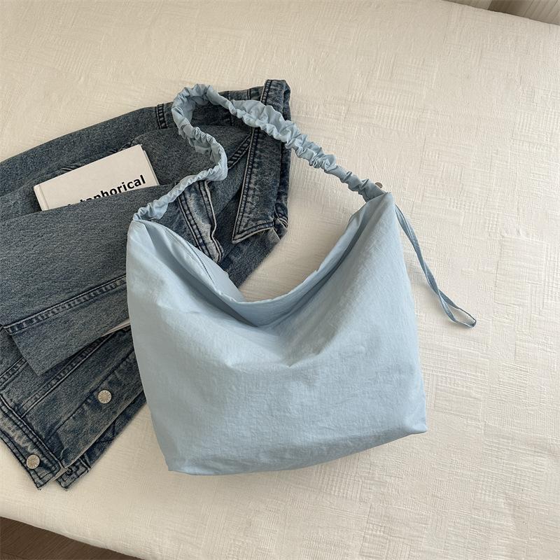 

Korean version of large-capacity pleated shoulder bag women s 2025 spring new versatile ins leisure bag going out tote bag синий