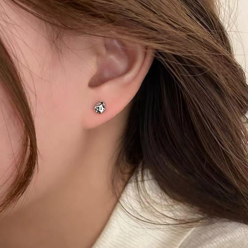 Raising Ear Holes, Small Stud Earrings for Women, Simple, Sweet, Small and Fresh Earrings, Niche Design, Versatile Earrings