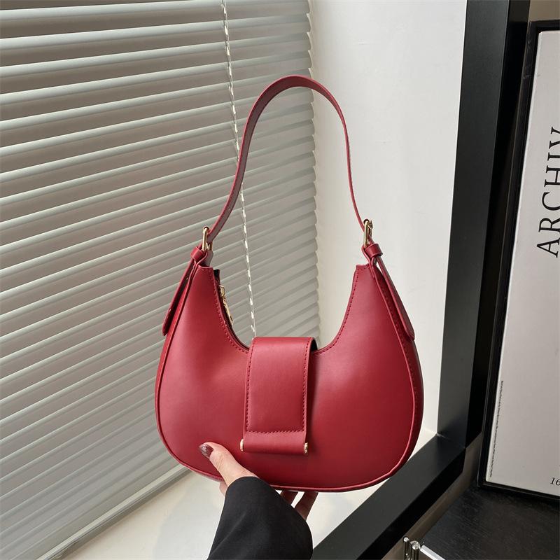 

2025 новая сумка женская инс чувство высокого класса универсальная легкая портативная сумка подмышку модная通勤 текстурная сумка-полумесяц красный