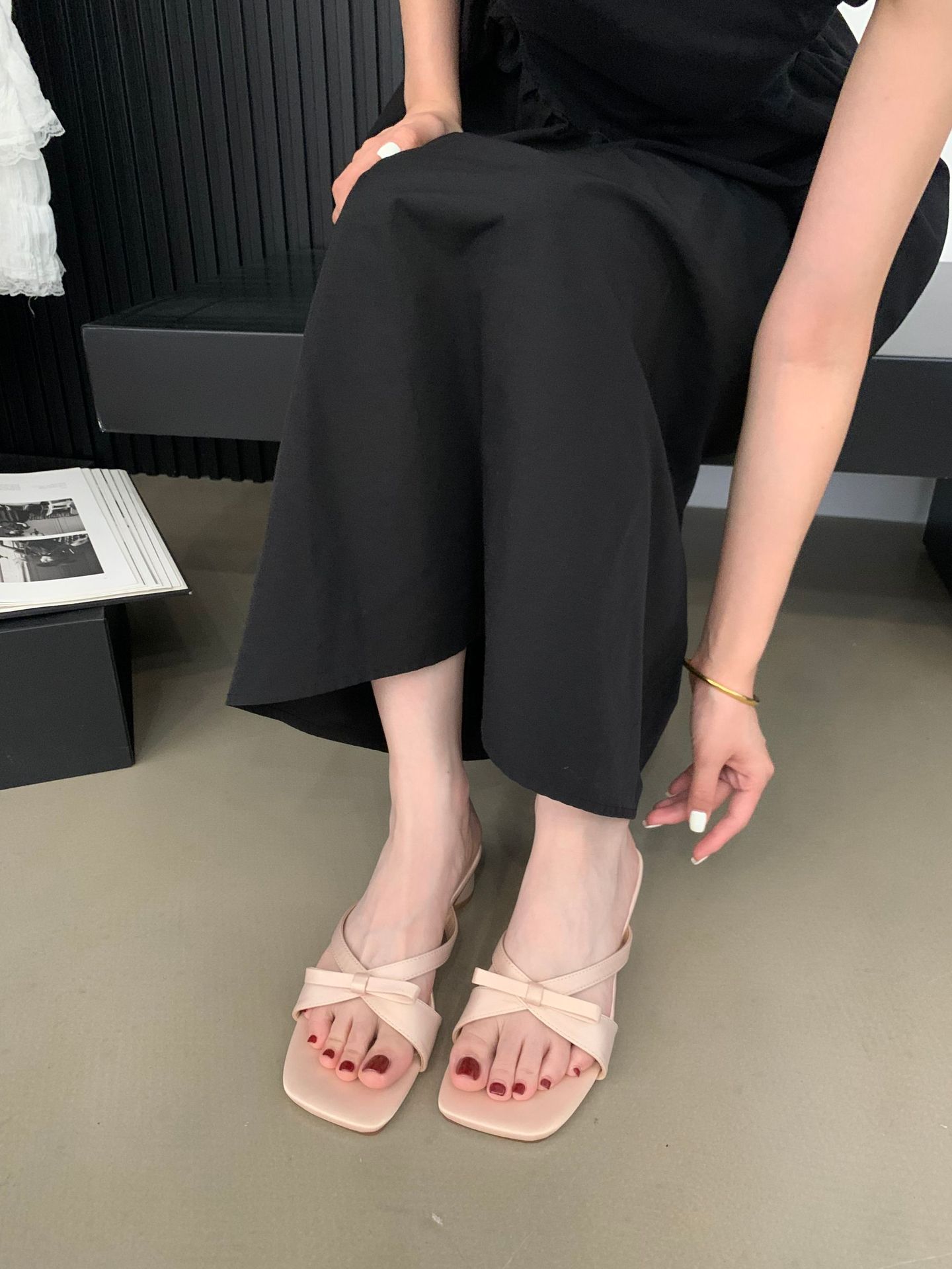 

Gentle square head, thin strap fairy, one-word open-toed cool slippers, female wearing bow-tie slippers 39 розовый