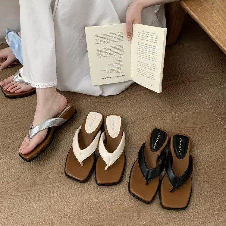 Französisches Temperament ist wunderschön, mit Röcken, lässigen Keilabsätzen, Flip-Flops, Zehen, Sandalen und Damen-Sommerbekleidung exquisit und vielseitig.