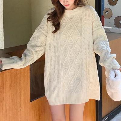 Portez un pull rose torsadé pour un style d'automne et d'hiver décontracté pour femmes, nouveau pull doux, cireux, ample à col rond pour un look haut de gamme pour femmes